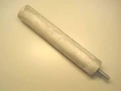 Remeha-Anode in zylindrischer Form, mit Metallstift an einem Ende, auf hellem Hintergrund platziert.